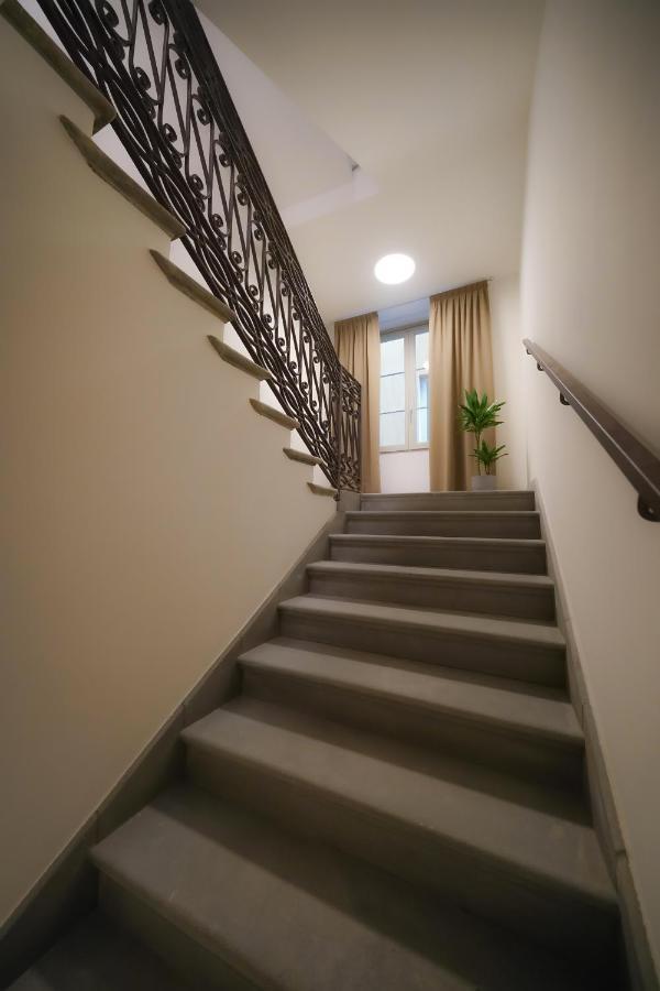 Bergamo Inn 15 Ngoại thất bức ảnh Stairs