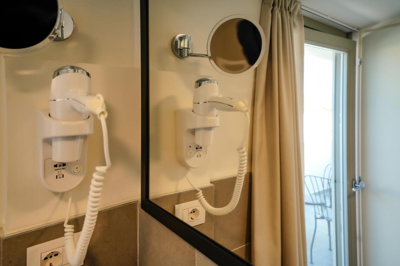 Bergamo Inn 15 Ngoại thất bức ảnh A wall-mounted hair dryer in a hotel room