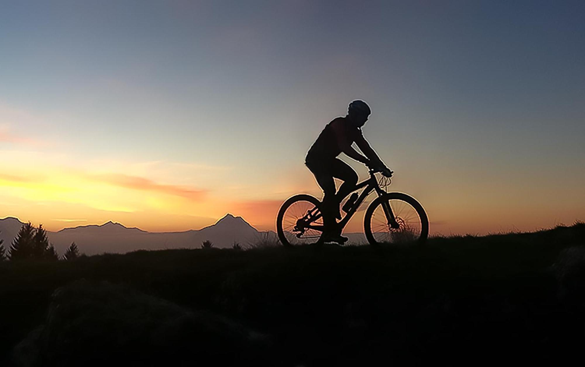 Bergamo Inn 15 Ngoại thất bức ảnh Mountain biking at sunset